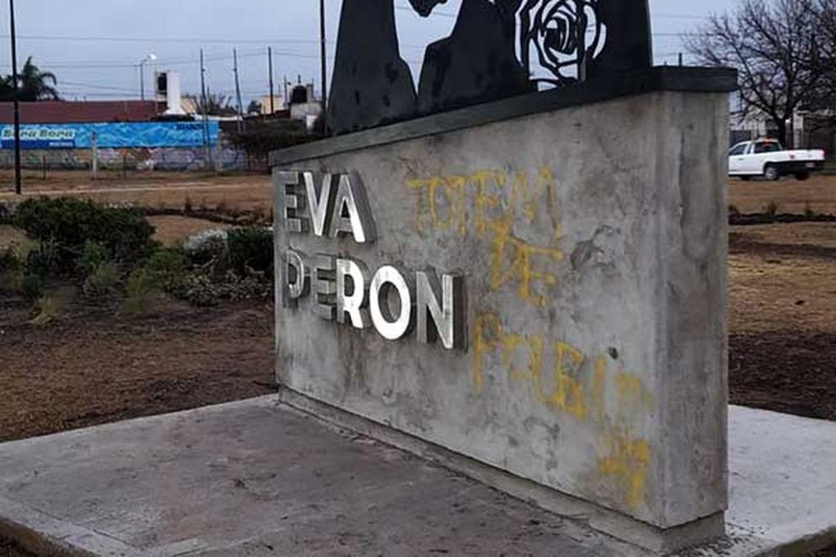El monumento fue vandalizado en la madrugada del miércoles