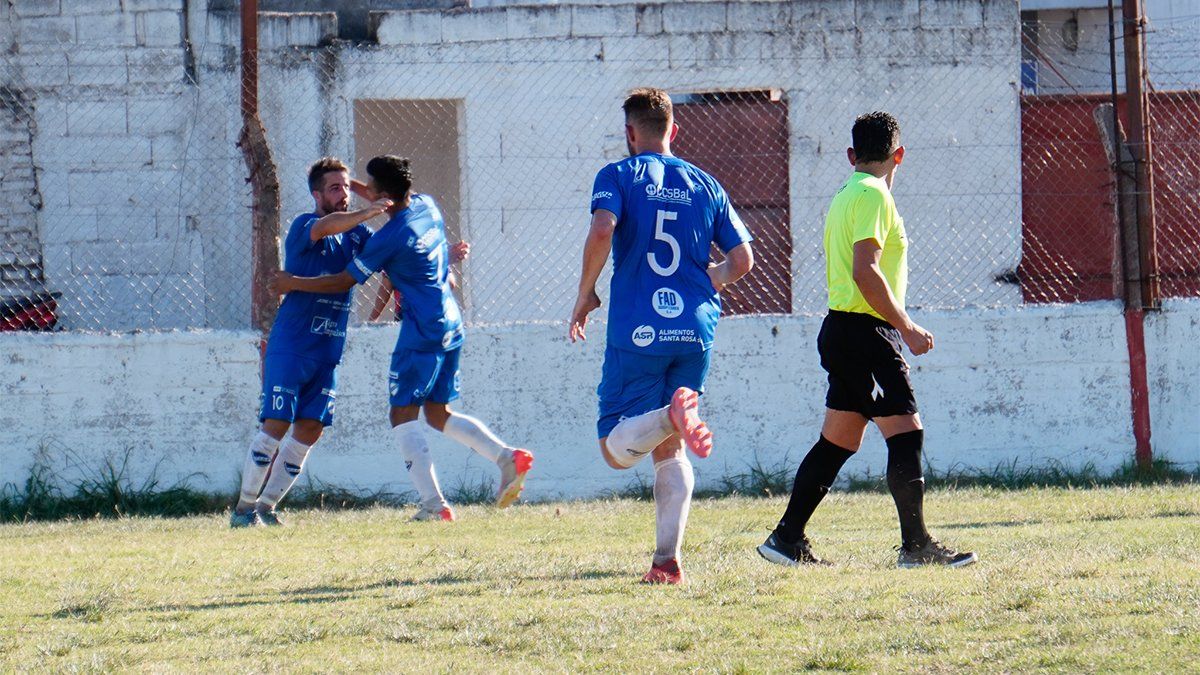 Felipe Mugnaini marcó el segundo gol de Atlético San Basilio en la victoria por 2 a 1 sobre Sportivo Municipal en el barrio Santa Rosa.
