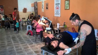 Vuelve la campaña “Un tatuaje por un juguete” para los pibes en Navidad