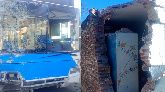 Colectivo de la línea 73 chocó contra un centro vecinal en Córdoba Colectivo de la línea 73 chocó contra un centro vecinal en Córdoba