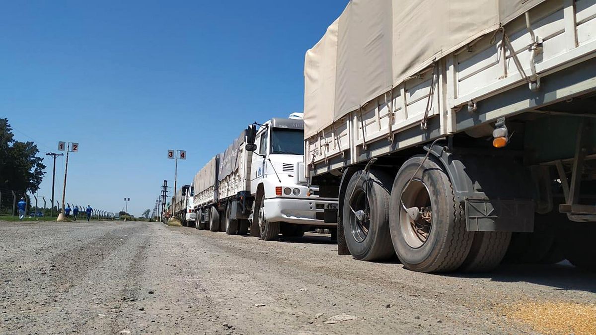 Los camiones cerealeros van a tener un nuevo pico de trabajo en estas semanas para despachar la soja.