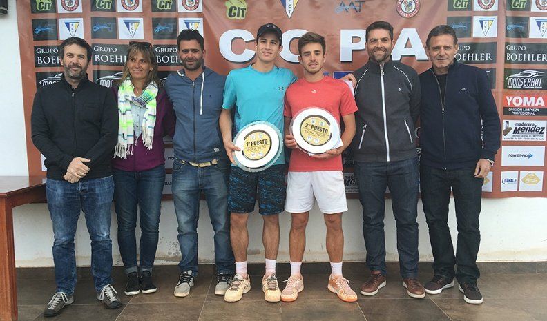 Los finalistas Bruno Caula y Gastón Cantero en la entrega de premios.