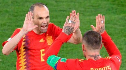 España empató y clasificó primero