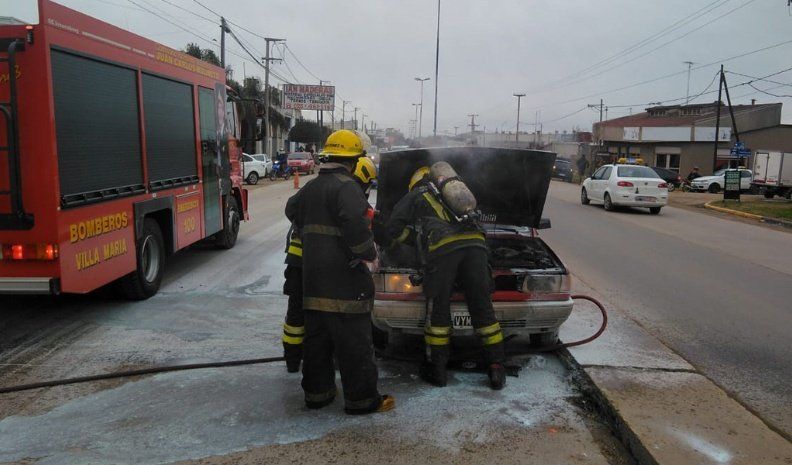 Se prendió fuego un auto en Avenida Perón