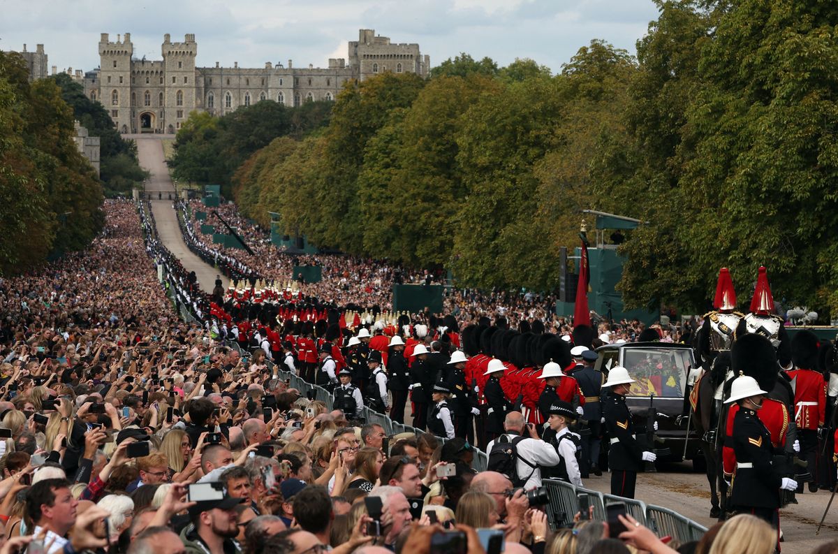 La solemne marcha del cortejo fúnebre rumbo al castillo de Windsor.