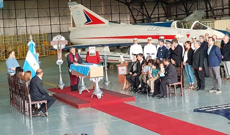 La familia de Castagnari y autoridades en el Área de Material Río Cuarto.