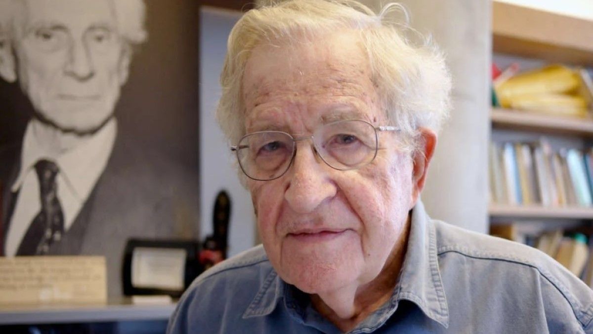 Noam Chomsky es uno de los lingüistas norteamericanos más importantes del mundo