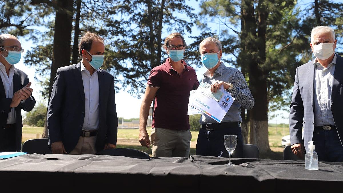 Imágenes de la visita del gobernador Schiaretti a la planta cloacal local.