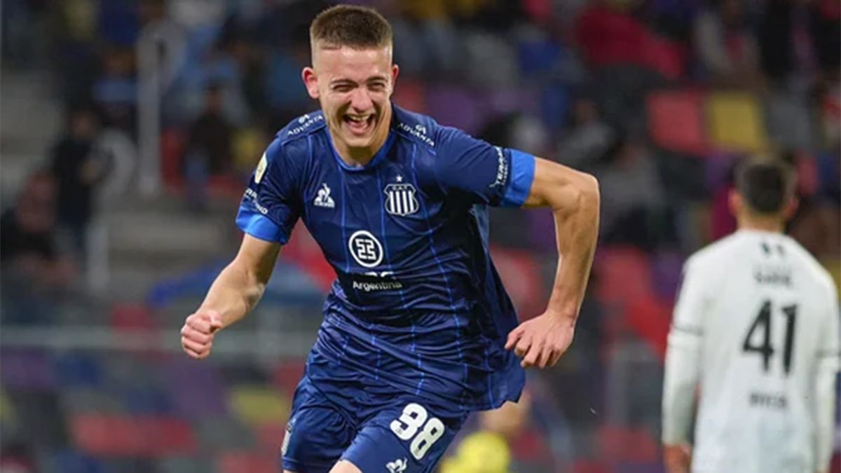 Albarracin festeja el cuarto gol de Talleres en el triunfo del Pirata a Central Córdoba por 4 a 2 en Santiago del Estero