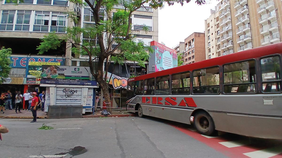 Córdoba: un colectivo se incrustó en un kiosco y atropelló a dos mujeres