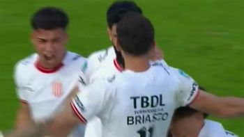 El festejo de Nicolás Orsini y Norberto Briasco tras el gol con el que Barracas Central vence a Atlético Tucumán. El festejo de Nicolás Orsini y Norberto Briasco tras el gol con el que Barracas Central vence a Atlético Tucumán.