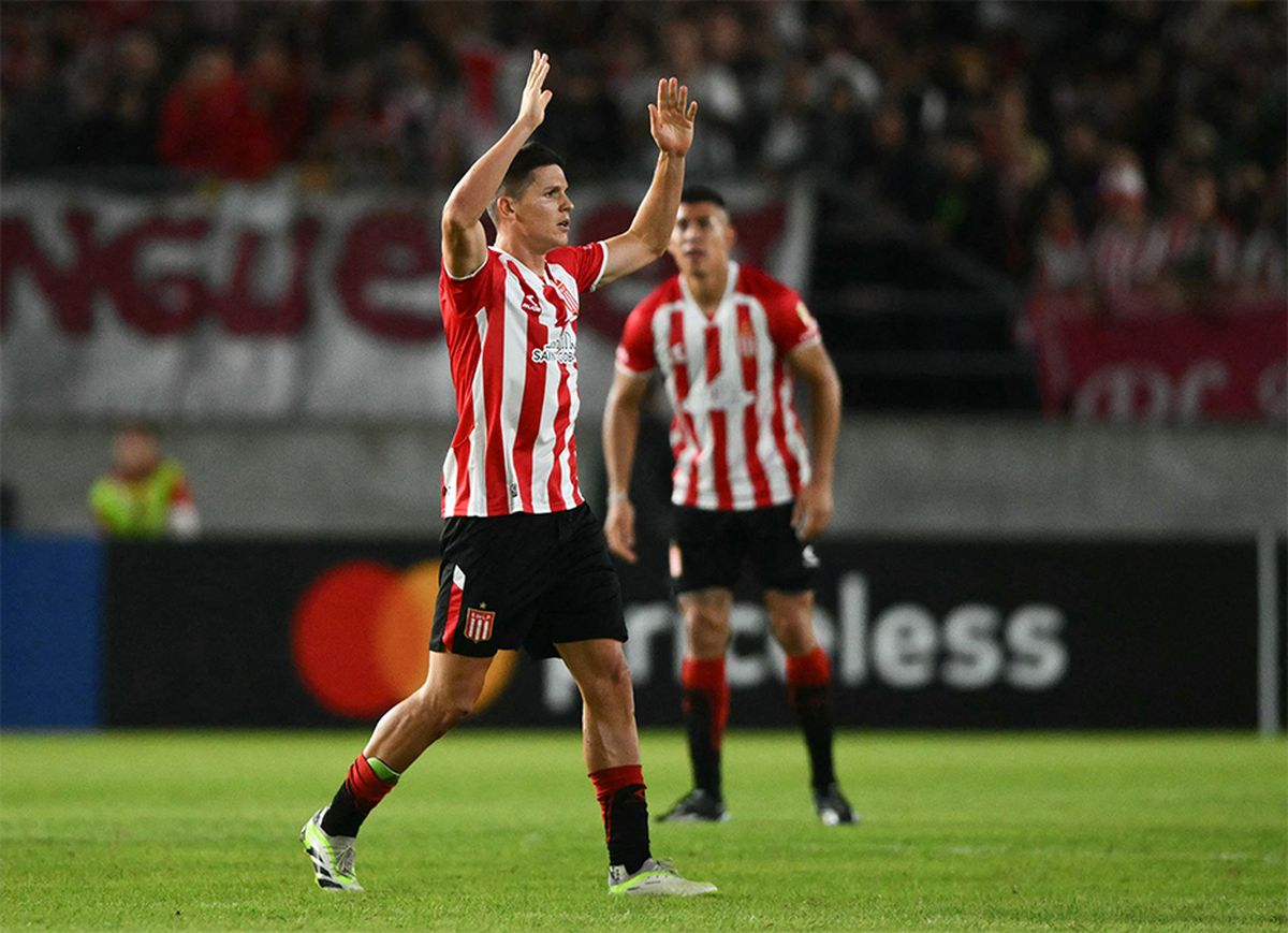 Carrillo festeja su gol a The Strongest, que Estudiantes ganó por 2 a 1 en la segunda fecha de la Copa Libertadores