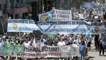 En imágenes: La movilización en Río Cuarto contra las políticas nacionales de ajuste