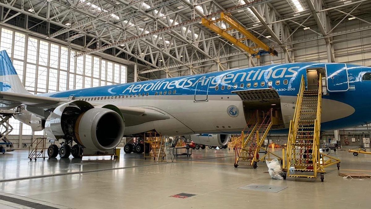 El avión de Aerolíneas Argentinas fue reacondicionado para transportar una carga de 13 toneladas.
