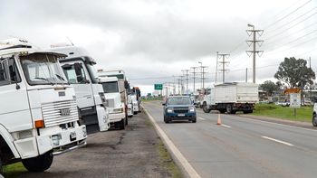 Sobre la ruta 8, a pocos metros de la Sociedad Rural, los camiones esperan en la banquina.Foto: Andrés Oviedo