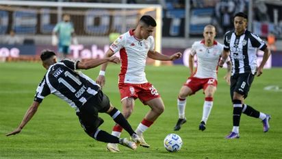 Huracán derrotó a Newell's por 4 a 2 y es puntero