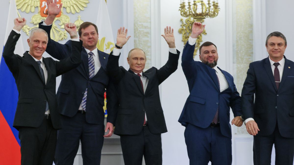 Putin y dirigentes prorrusos de las provincias ucranianas ocupadas por Rusia celebran la anexión.