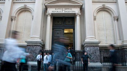 El Central vendió US$ 248 millones, pero lo mismo el dólar saltó a $ 62,18