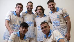 Joaquín Rivero, Ibrahim Hesar, Facundo Gallardo, Gonzalo Maffini, Benjamín Moyano y el “Colo” Cabrera posan con la nueva camiseta conmemorativa por los 114 años del club.&nbsp;