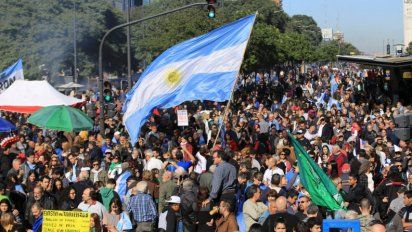 Masiva manifestación opositora contra el FMI en el Obelisco