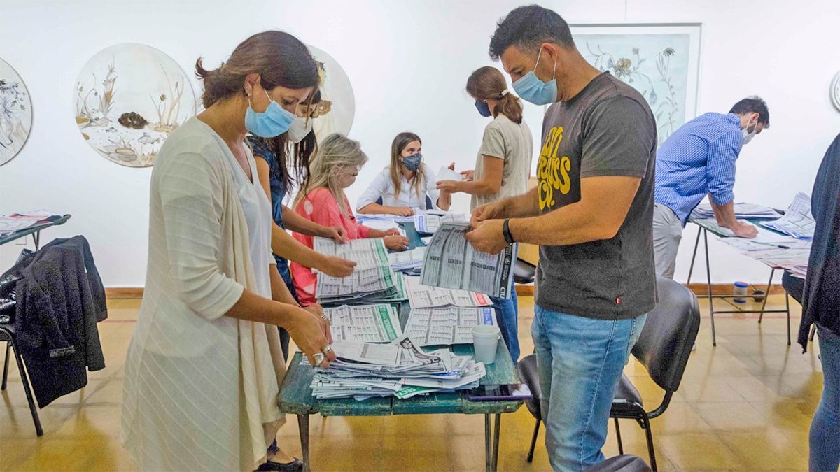 En plena apertura de urnas para iniciar el escruntinio del Presupuesto Participativo 2021.