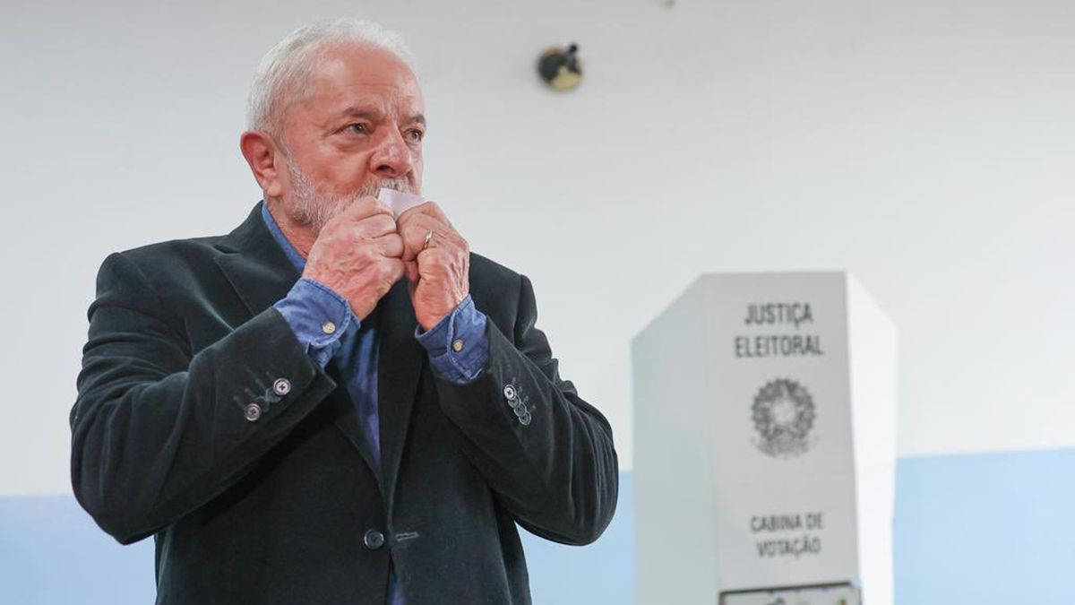 Lula besó varias veces el comprobante que le dieron de la Justicia Electoral.