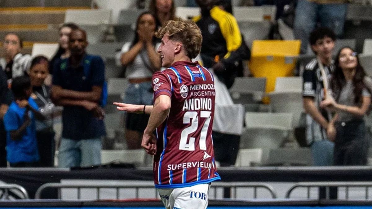 Santino Andino festeja su gol, que le dio la ventaja inicial al Tomba.