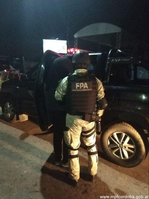 Efectivos de la Fuerza Policial Antinarcotráfico cerraron un punto de venta de drogas y detuvieron a tres personas.