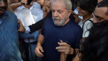 Lula se entregó para cumplir la pena de 12 años de cárcel