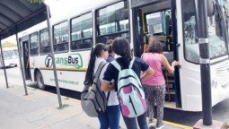 Llaryora confirmó que seguirá financiando el Boleto Educativo Cordobés durante 2025