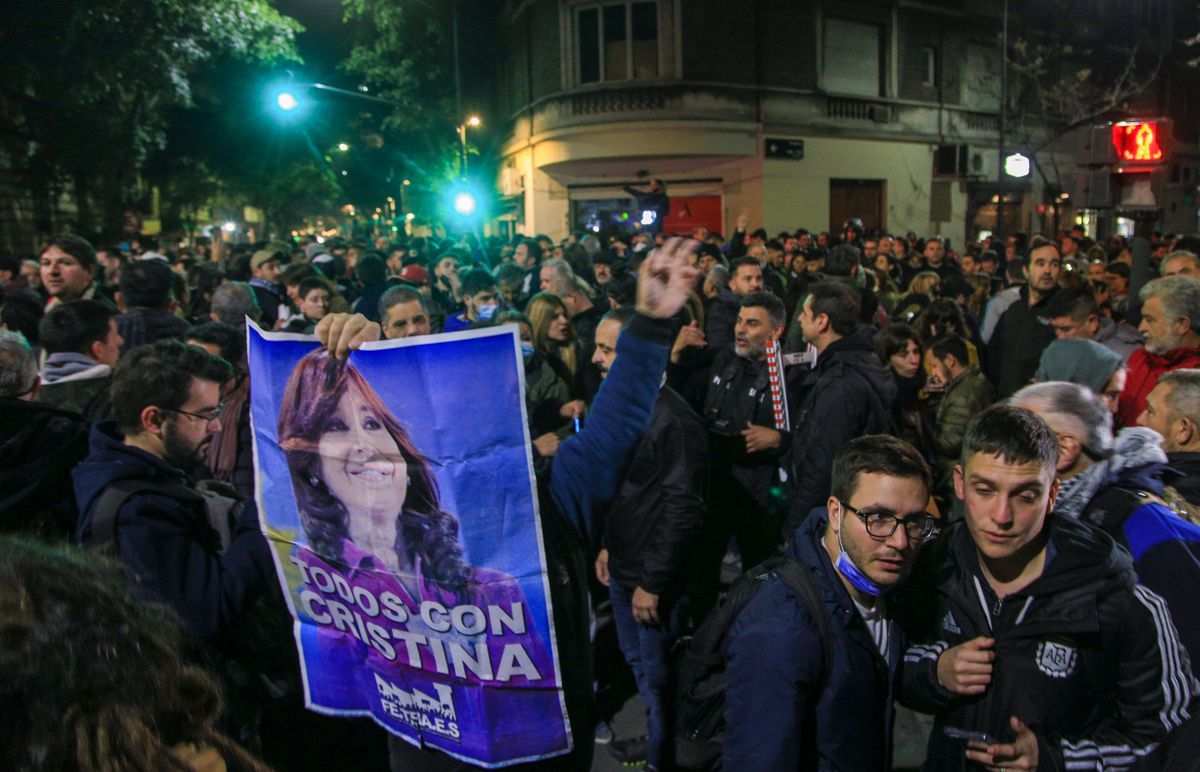 Militantes peronistas se reunieron anoche frente al domicilio de la vicepresidenta Cristina Kirchner para brindarle su apoyo.