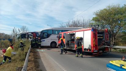Otro colectivo envuelto en un choque: seis heridos, un chofer atrapado y corte total de la 158