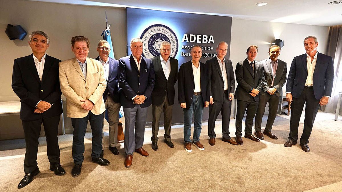 Propuesta antigrieta. El gobernador Juan Schiaretti mantuvo ayer en Buenos Aires una reunión con miembros de la Asociación de Bancos Argentinos (Adeba)