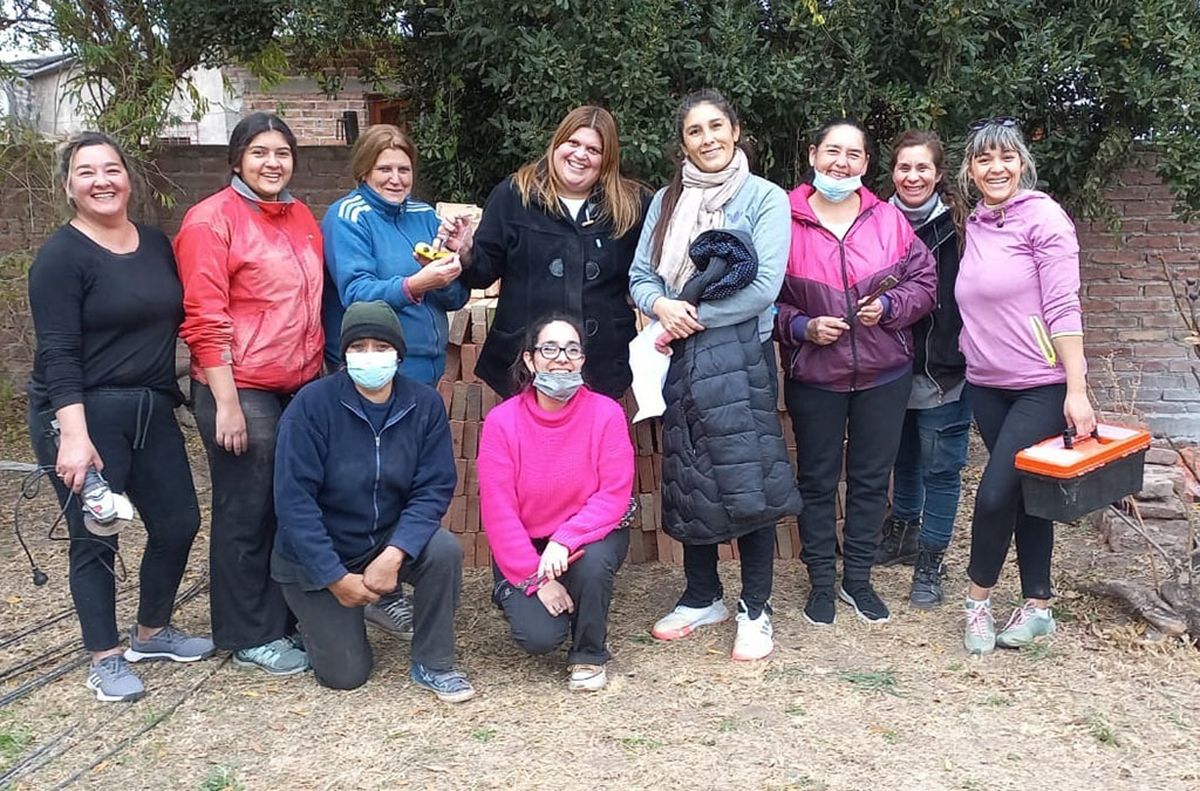 El grupo del taller de Albañilería de Huinca está formado por 10 mujeres de la localidad.