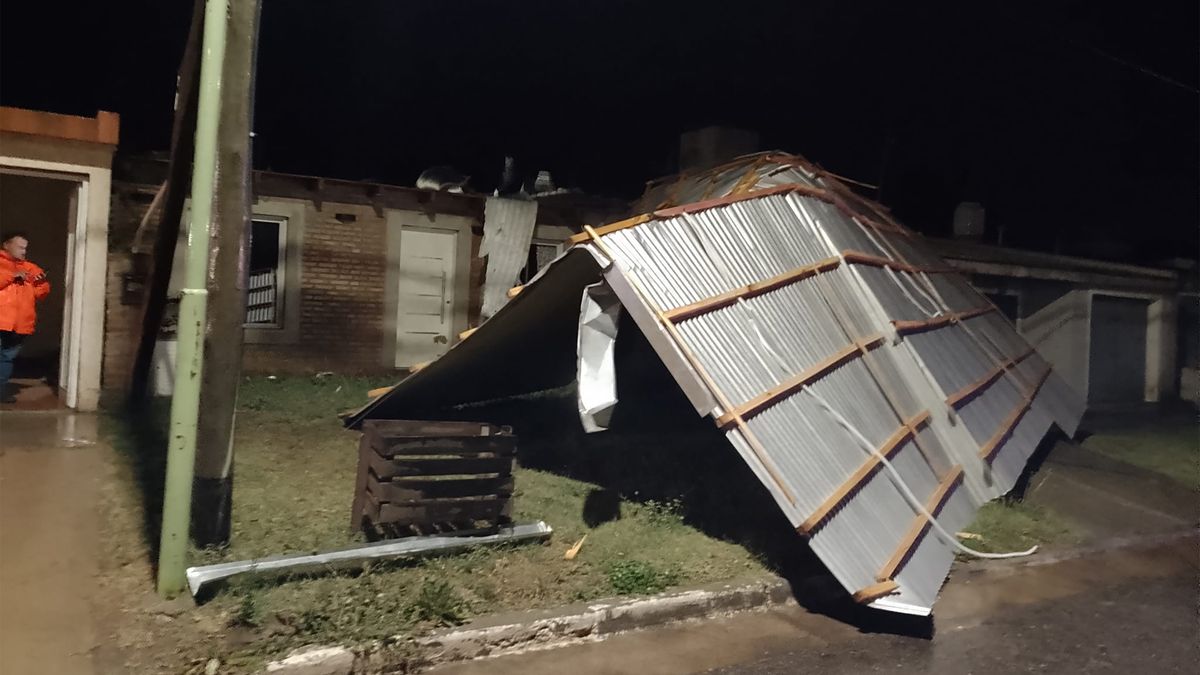 Las fuertes ráfagas de viento generaron la voladura del techo de una vivienda en Alejandro Roca.