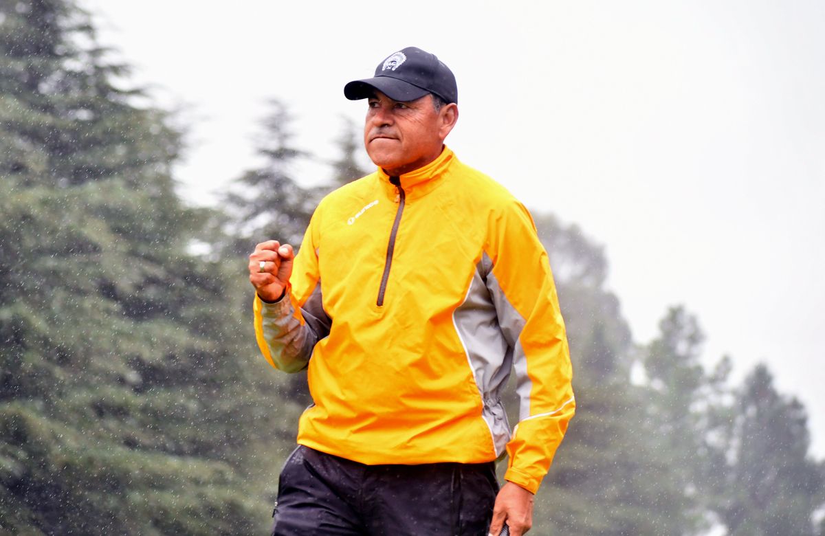 Puño apretado de Rafael Gómez para festejar bajo la intensa lluvia en Río Cuarto. 