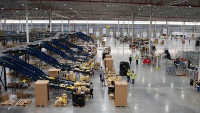 Camioneros bloquea centros de distribución de Mercado Libre