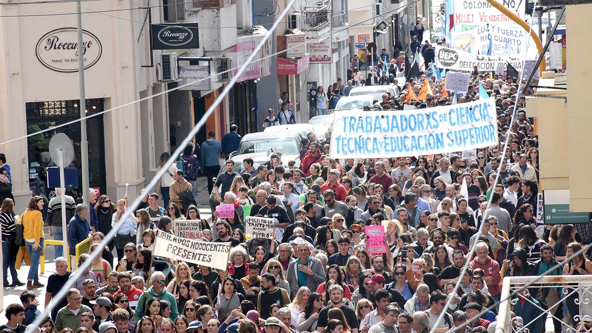 La masiva movilización en Río Cuarto en respaldo a las universidades. Foto: Estela Zogbe.
