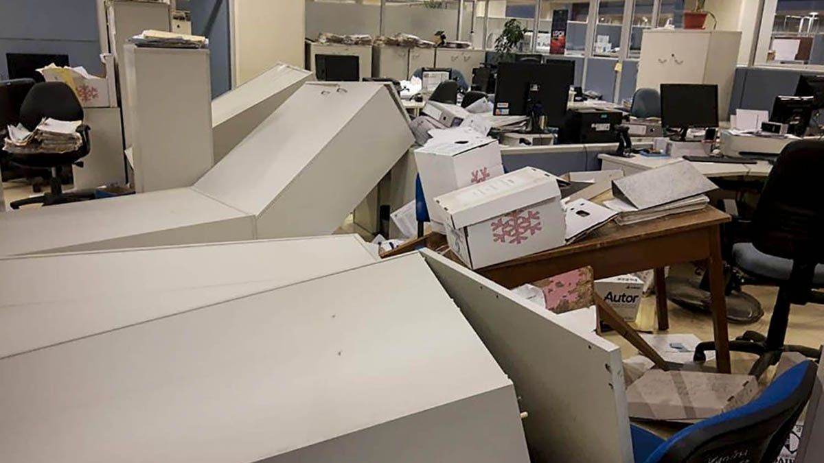El sismo también provocó daños en oficinas por elementos que fueron cayendo.