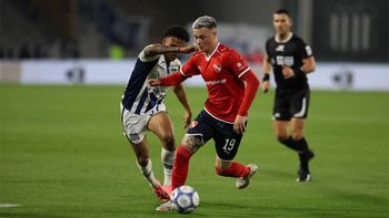 Matías Abaldo encara por izquierda en la igualdad de Independiente. Matías Abaldo encara por izquierda en la igualdad de Independiente.