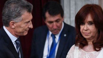 El incómodo saludo de Cristina Kirchner y Mauricio Macri durante la asunción