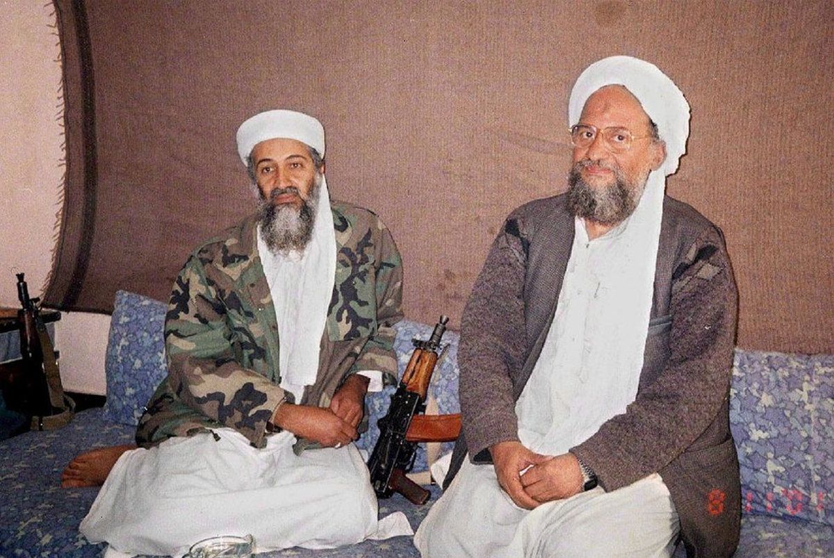Al-Zawahiri en una imagen de 2001 junto a Bin Laden