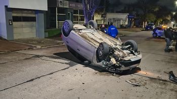 Un auto chocó contra un árbol y terminó volcando cerca del Cementerio: no hubo heridos graves