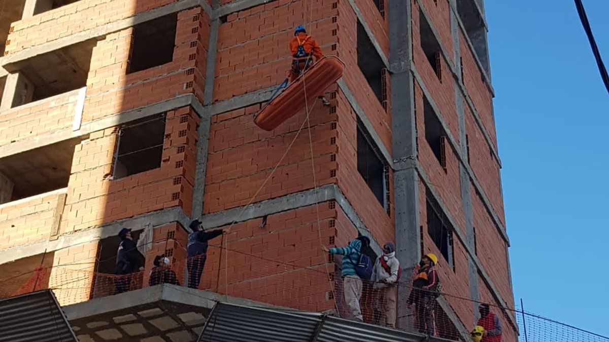 Accidente laboral: un obrero resultó herido al caer de un edificio en ...