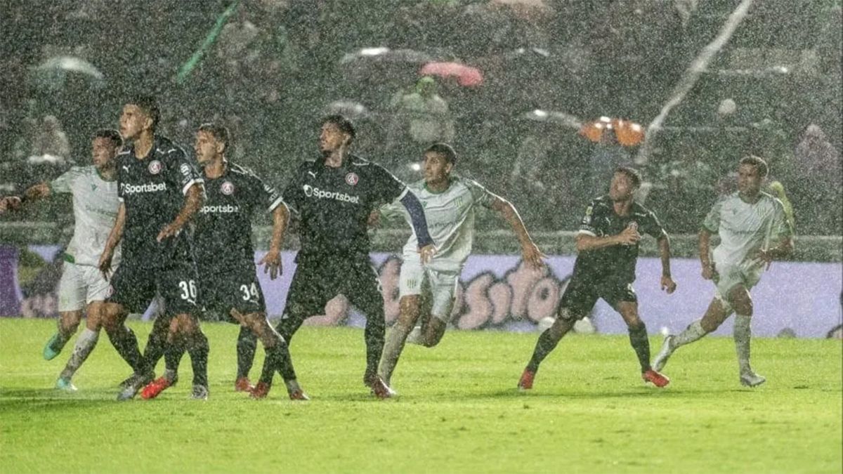 El duelo entre Banfield e Independiente se suspendió por las intensas lluvias.
