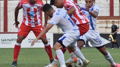Atenas perdió en su primera salida