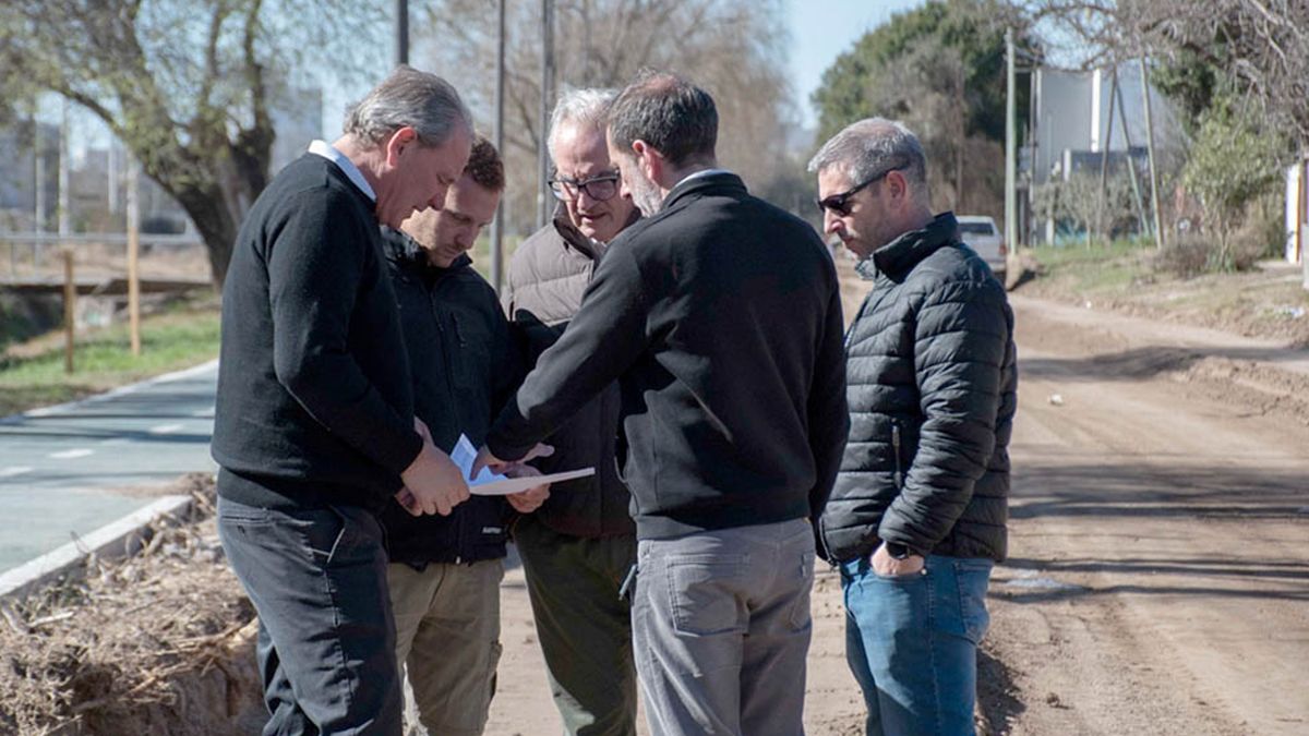 El intendente De Rivas, junto con funcionarios en la recorrida de obras.