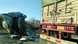 Investigan si un camión se cruzó de  carril y provocó el grave accidente