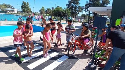 Enseñan educación vial en la Escuela de Verano Municipal
