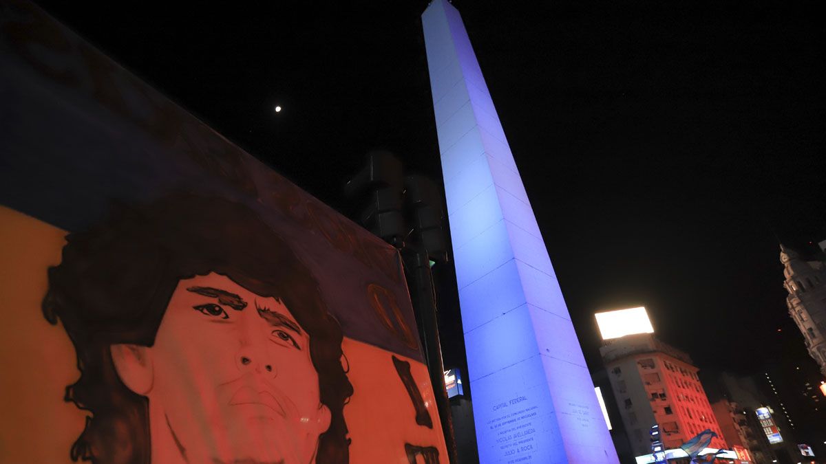 El Obelisco iluminado con colores de la bandera Argentina.